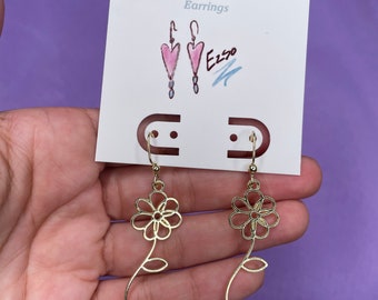 Gold simple flower earrings/ wire flowers / unique flower earrings/ handmade earrings/ daisy earrings