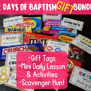 Pode incluir: Uma coleção de pequenas barras de chocolate e etiquetas de presente com mensagens religiosas. As barras de chocolate incluem Starburst, M&Ms, Crunch e Swedish Fish. As etiquetas de presente têm frases como "O-Fish-Ally", "Witness of Jesus", "Be there for Others", "We can Repent", "The Stars are Bursting", "Always Chews the Right", "Extra - Special Child of God", e "Immerse". O texto "12 Days of Baptism Gift Bundle" está no topo da imagem.