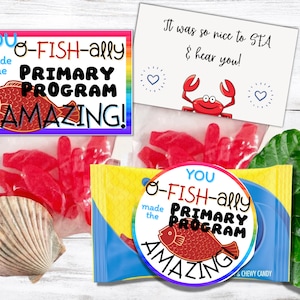 Może przedstawiać: Kolorowa etykieta z podziękowaniem z czerwonym rybą i tekstem "You o-fish-ally made the Primary Program Amazing!" Etykieta jest przymocowana do przezroczystego plastikowego woreczka wypełnionego czerwonymi żelkowymi rybami.