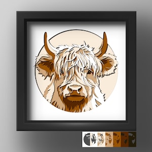 Peut inclure: Une œuvre d'art en papier superposé représentant une tête de vache Highland avec une fourrure hirsute crème et brune et des cornes incurvées, placée dans un cadre circulaire à l'intérieur d'une boîte vitrine carrée noire.