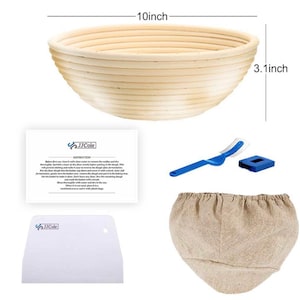 Könnte beinhalten: Ein Set an Brotbackwerkzeugen, bestehend aus einem runden 25 cm großen Rattan-Gärkorb, einem blauen Plastik-Teigkratzer, einem blauen Plastik-Schneidewerkzeug, einem kleinen blauen Plastik-Abstreifwerkzeug und einem beigefarbenen Leinen-Gärtuch. Die Anweisungskarte lautet "JJCole Anleitung: Vor dem ersten Gebrauch mit klarem Wasser abspülen, um das Wetter zu entfernen, und trocknen. Vor dem Einlegen des Teigs eine Schicht trockene Mehl gleichmäßig darüber streuen. Dies verhindert das Kleben und erleichtert das Entfernen des Teigs, nachdem er gegangen ist. Den Mehlteig vorsichtig in den Korb legen und gehen lassen. Nachdem der Teig gegangen ist, den Korb umdrehen und den Teig herausnehmen und auf das Backblech für den Bäcker legen. Den Korb mit klarem Wasser abspülen, nach jedem Gebrauch mit einem Handtuch trocknen. Nicht in die Sonne legen. Wenn er nicht verwendet wird, bitte in einem gut belüfteten Bereich aufbewahren oder mit Plastikbeuteln verschließen."