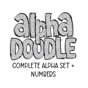 以下が含まれることがあります： アルファベットと数字で構成された「Alpha Doodle」という単語の白黒のイラスト。各文字は、より小さな文字のパターンで満たされています。イラストの下には、「Complete Alpha Set + Numbers」というテキストがあります。