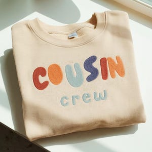 Bluza z haftem dla małych dzieci Cousin Crew, koszula retro Cousin, pasujące koszulki Cousin, prezent dla małego dziecka, prezent na baby shower