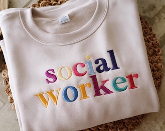 カスタム職業名スウェットシャツ、ソーシャルワーカー刺繍スウェットシャツ、カスタム刺繍職業クルーネック、キャリアシャツ、誕生日プレゼント