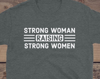 Mujer fuerte criando mujeres fuertes, camisas de mamá, camisas inspiradoras para mamá, camisa de niña mamá, regalo de mamá niña, camisa de mamá feminista, maternidad