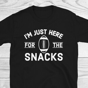 Ik ben hier net voor de snacks shirt, football party T-shirt, game day shirt, grappige foodie tee, American football shirt, grappig voetbalshirt
