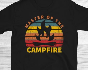 Könnte beinhalten: Schwarzes T-Shirt mit einem Grafikdruck im Vintage-Stil eines Lagerfeuers mit dem Text "Master of the Campfire".