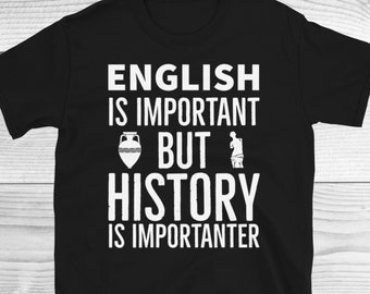 Può includere: Maglietta nera con testo bianco che recita "L'inglese è importante ma la storia è più importante". Il testo è accompagnato da un grafico di un'anfora e una persona.
