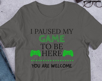 I Paused My Game To Be Here T-Shirt | Gamer Shirt | Lustiges Gaming T-Shirt | Herren Damen Kinder | Gamer Geschenk | Gaming Geschenk | Geschenk für Ihn