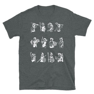 Puede incluir: Una camiseta gris oscuro jaspeada con un gr&aacute;fico blanco de los dioses y diosas griegos. El gr&aacute;fico incluye a Zeus, Hera, Poseid&oacute;n, Dem&eacute;ter, Atenea, Apolo, Artemisa, Ares, Afrodita y Hermes.