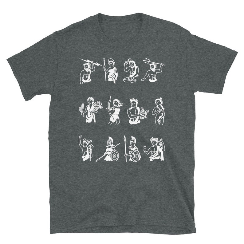 Puede incluir: Una camiseta gris oscuro jaspeada con un gr&aacute;fico blanco de los dioses y diosas griegos. El gr&aacute;fico incluye a Zeus, Hera, Poseid&oacute;n, Dem&eacute;ter, Atenea, Apolo, Artemisa, Ares, Afrodita y Hermes.