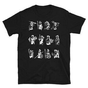 Puede incluir: Camiseta negra con ilustraciones blancas de dioses y diosas griegos. Las ilustraciones incluyen Zeus, Hera, Poseid&oacute;n, Dem&eacute;ter, Atenea, Apolo, Artemisa, Ares, Afrodita, Hermes, Hefesto y Dionisio.