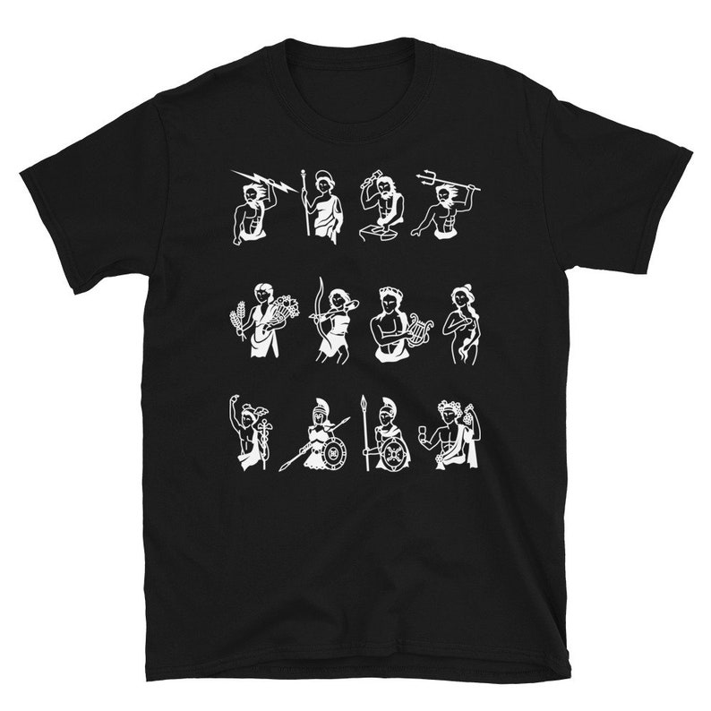 Puede incluir: Camiseta negra con ilustraciones blancas de dioses y diosas griegos. Las ilustraciones incluyen Zeus, Hera, Poseid&oacute;n, Dem&eacute;ter, Atenea, Apolo, Artemisa, Ares, Afrodita, Hermes, Hefesto y Dionisio.