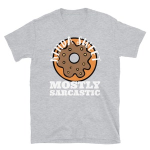 K&ouml;nnte beinhalten: Ein graues T-Shirt mit einem Donut-Motiv und dem Text "Kinda Sweet Mostly Sarcastic".