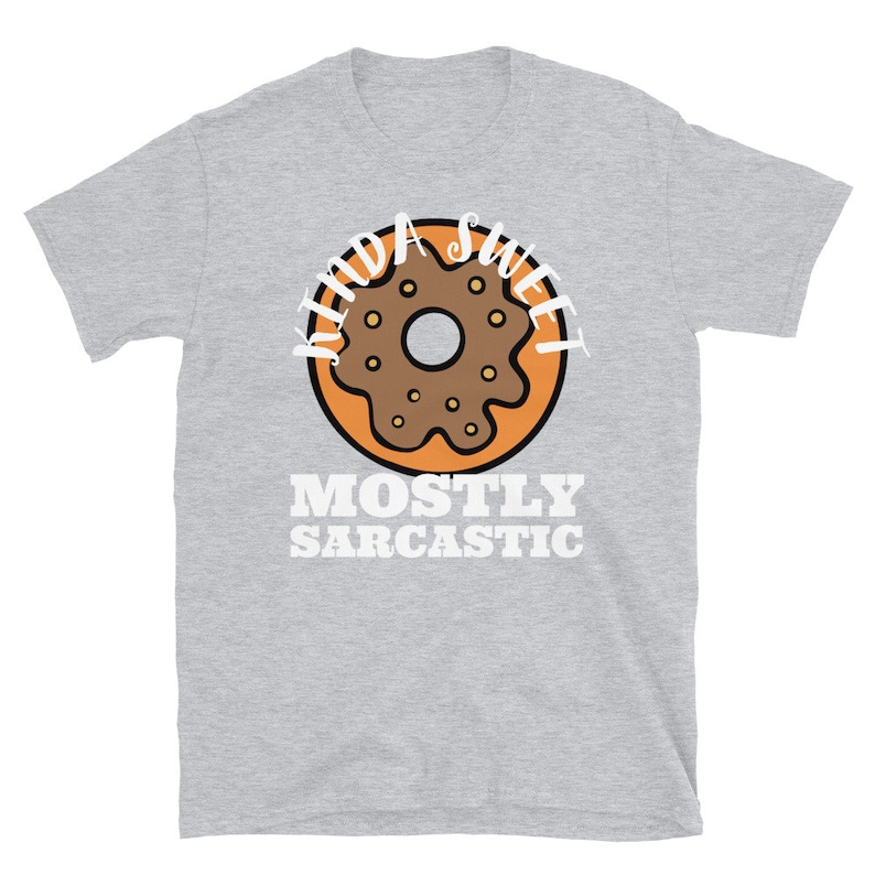 K&ouml;nnte beinhalten: Ein graues T-Shirt mit einem Donut-Motiv und dem Text "Kinda Sweet Mostly Sarcastic".