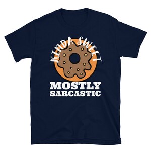 K&ouml;nnte beinhalten: Marineblaues T-Shirt mit einem Donut-Motiv und dem Text "Kinda Sweet Mostly Sarcastic".