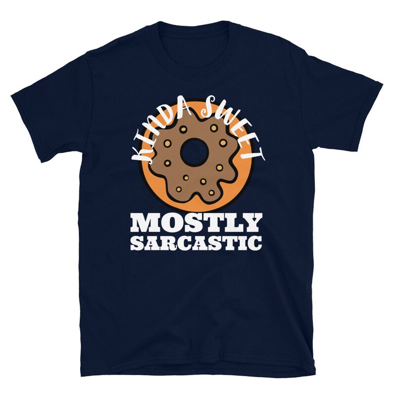 K&ouml;nnte beinhalten: Marineblaues T-Shirt mit einem Donut-Motiv und dem Text "Kinda Sweet Mostly Sarcastic".