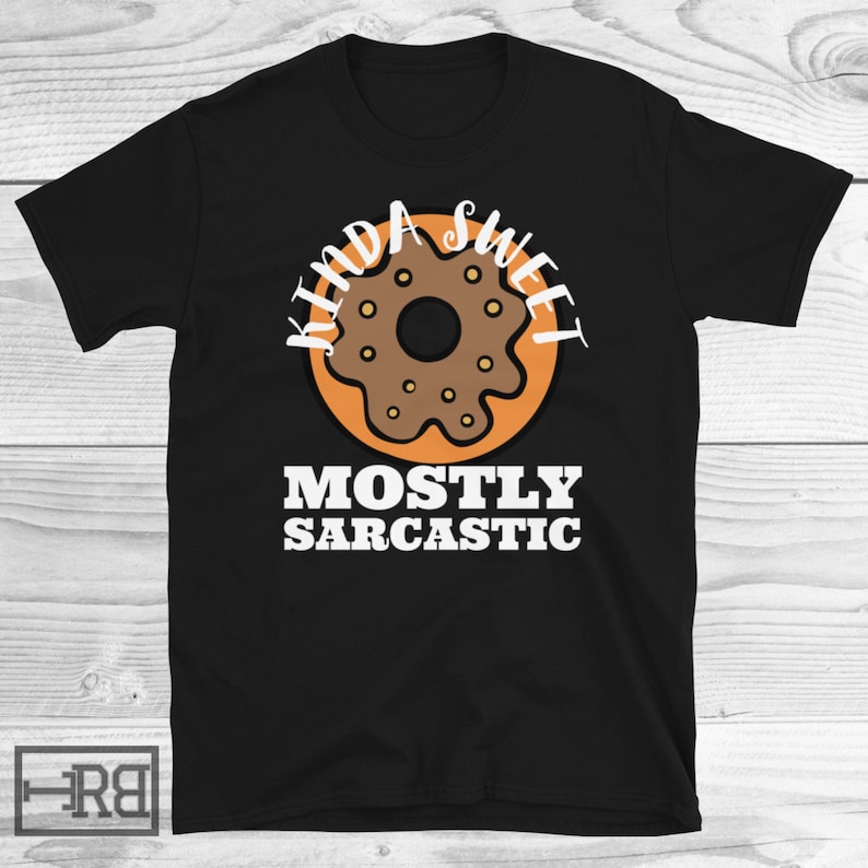 K&ouml;nnte beinhalten: Schwarzes T-Shirt mit einem Donut-Motiv und dem Text "Kinda Sweet Mostly Sarcastic".