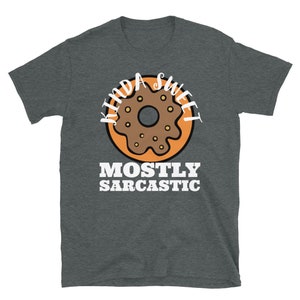 K&ouml;nnte beinhalten: Ein dunkelgraues T-Shirt mit einem Donut-Motiv und dem Text "Kinda Sweet Mostly Sarcastic".