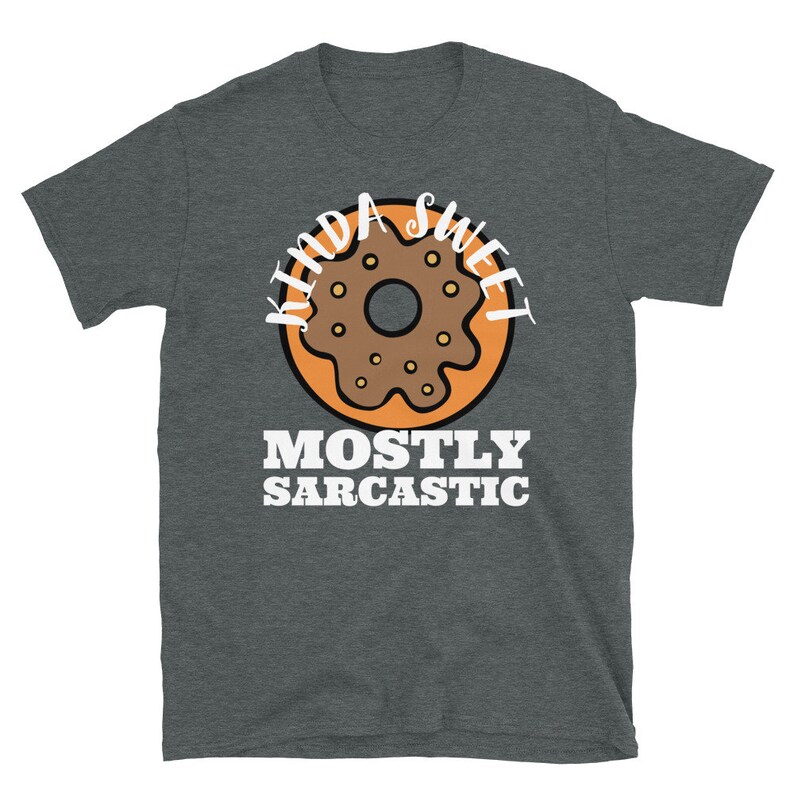 K&ouml;nnte beinhalten: Ein dunkelgraues T-Shirt mit einem Donut-Motiv und dem Text "Kinda Sweet Mostly Sarcastic".