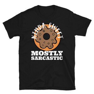 K&ouml;nnte beinhalten: Schwarzes T-Shirt mit einem Donut-Motiv und dem Text "Kinda Sweet Mostly Sarcastic".