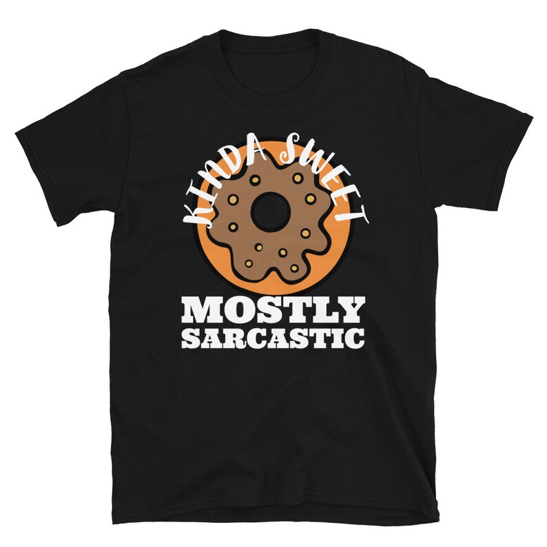 K&ouml;nnte beinhalten: Schwarzes T-Shirt mit einem Donut-Motiv und dem Text "Kinda Sweet Mostly Sarcastic".