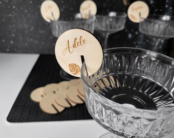 Gepersonaliseerde glazen charmes, bruiloft tafel decor, feest tafel decor, namen van gasten, vrijgezellenfeest cadeau, bruiloft gunst, drank markeringen, wijnglas