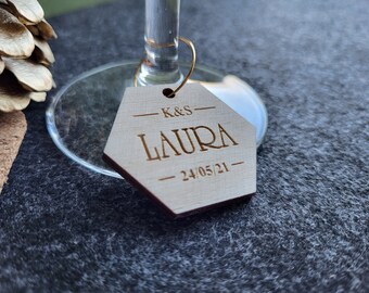 Encantos de vino personalizados, Encantos de vino de boda, Encantos de vino hexagonal, Iniciales y fecha de pareja, Nombres de invitados, Encantos de vino de madera, Favor de boda