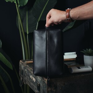 Trousse de toilette pour homme faite main, cadeaux pour homme, trousse à dos en cuir, cuir noir, trousse en cuir pour accessoires, cadeaux pour Noël, fête des pères