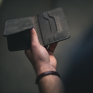 男性用ハンドメイドグレーレザー三つ折り財布、本革財布、ハンドクラフト三つ折りデザイン、カードオーガナイザー財布、夫へのギフト