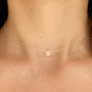 Collar con inicial diminuta en plata de ley u oro macizo de 14 k. Collar con letra. Colgante de letra personalizado - Estilo minimalista - Regalo de San Valentín