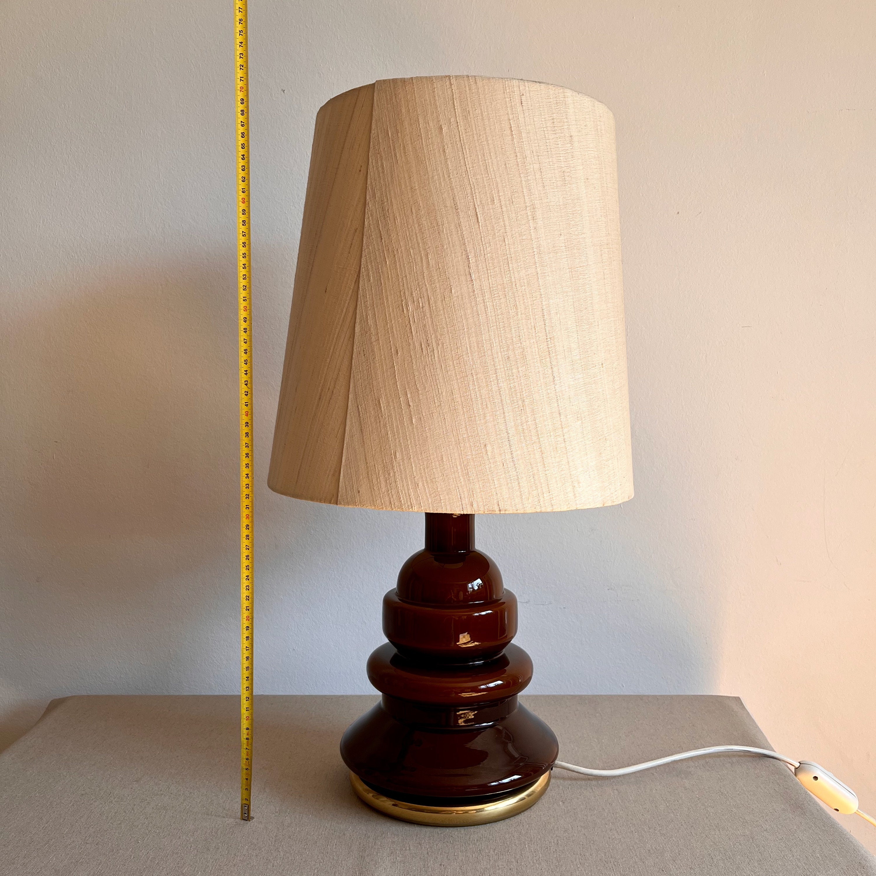 Lampada da tavolo vintage alta 70 cm con base in ceramica e paralume in  tessuto beige -  Italia