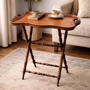Notenhouten dienbladtafel met gesneden handgrepen, antieke Franse inklapbare bijzettafel (blad gebarsten).