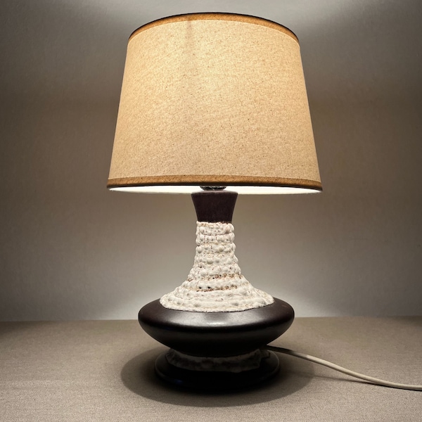 Lampe de table avec base en céramique émaillée et abat-jour en textile beige | vintage Allemagne années 80