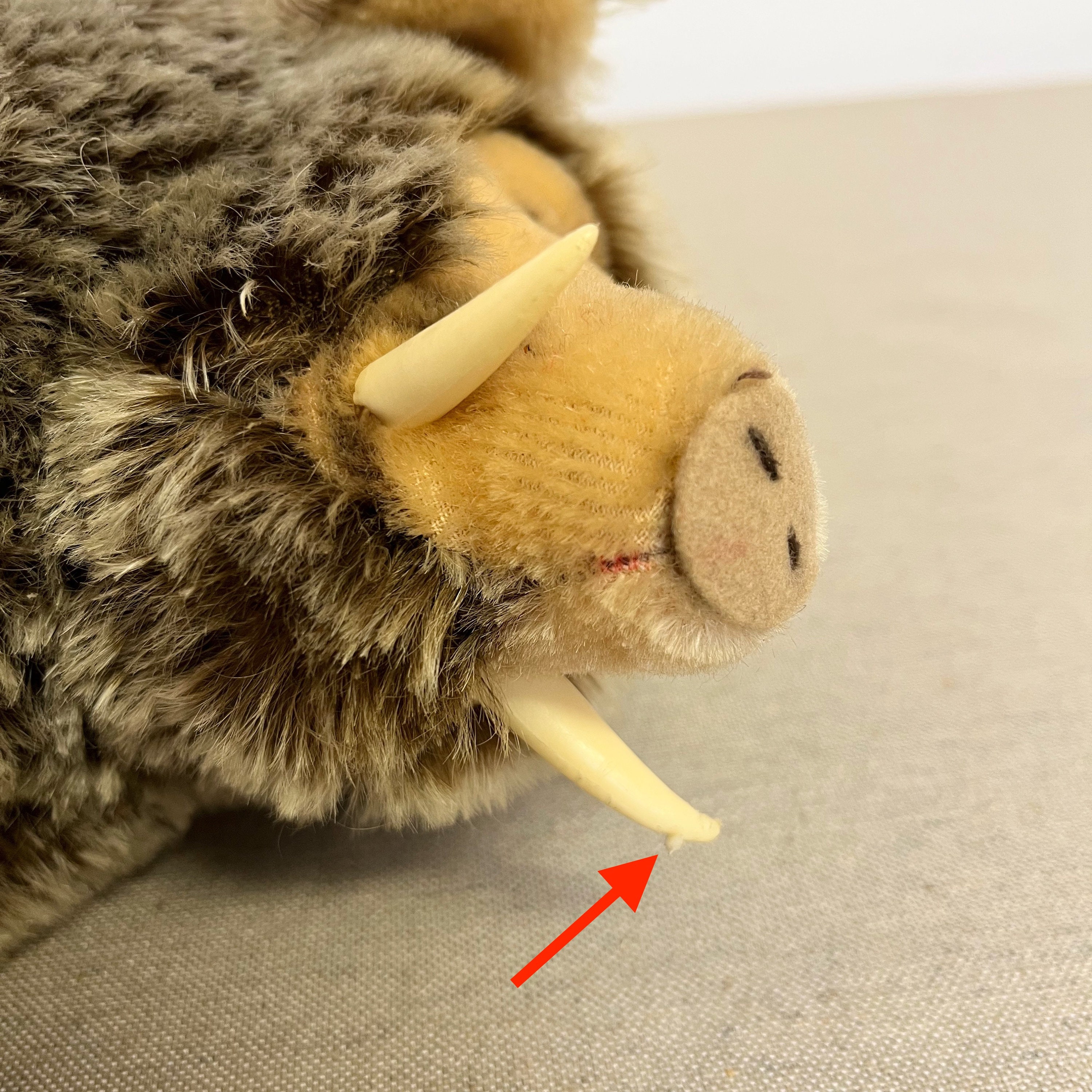 オリジナル STEIFF 青い目とオリジナルラベルのイノシシのぬいぐるみ