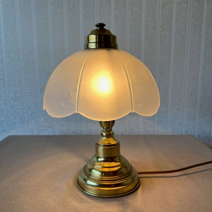 Kleine Tischlampe mit satiniertem Glasschirm Vintage 80er Jahre