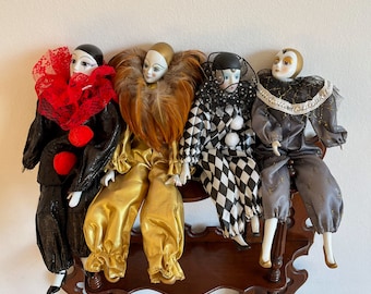 Ensemble de 4 poupées de collection Arlequin / Pierrot en porcelaine vintage