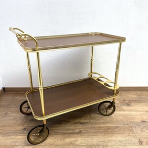 真鍮フレームと2つの木製模造表面を備えたスタイリッシュなフレンチバーカート。1970年代のヴィンテージ。