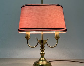 Stara lampa stołowa z wyblakłym różowym kloszem z materiału tekstylnego i mosiężną podstawą, Niemcy, lata 80. XX wieku