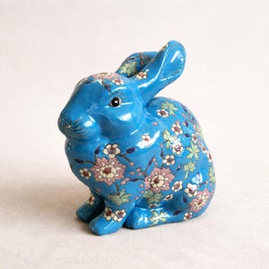 Figurine lapin en céramique bleue | Décor floral de lapin de style cloisonné