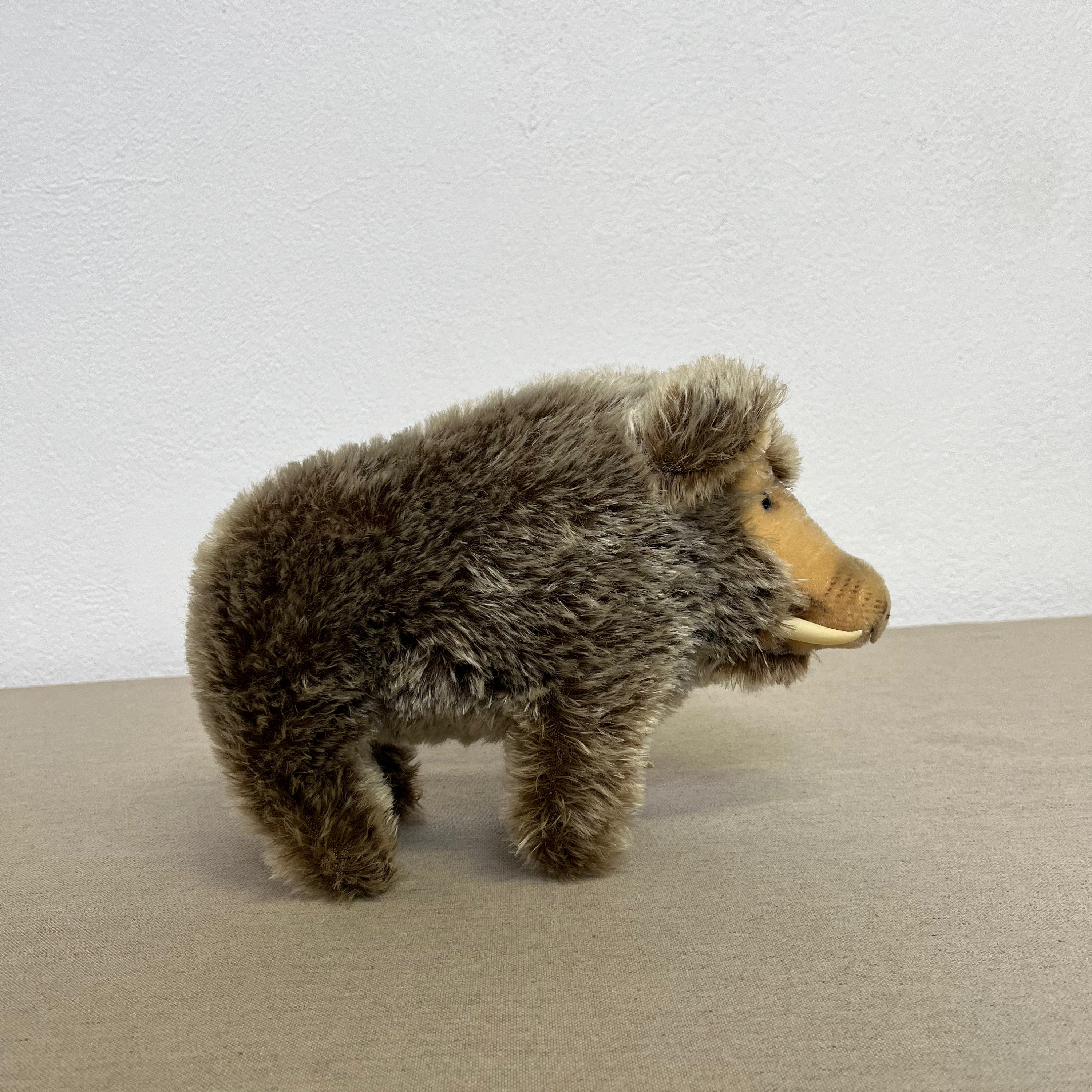 オリジナル STEIFF 青い目とオリジナルラベルのイノシシの