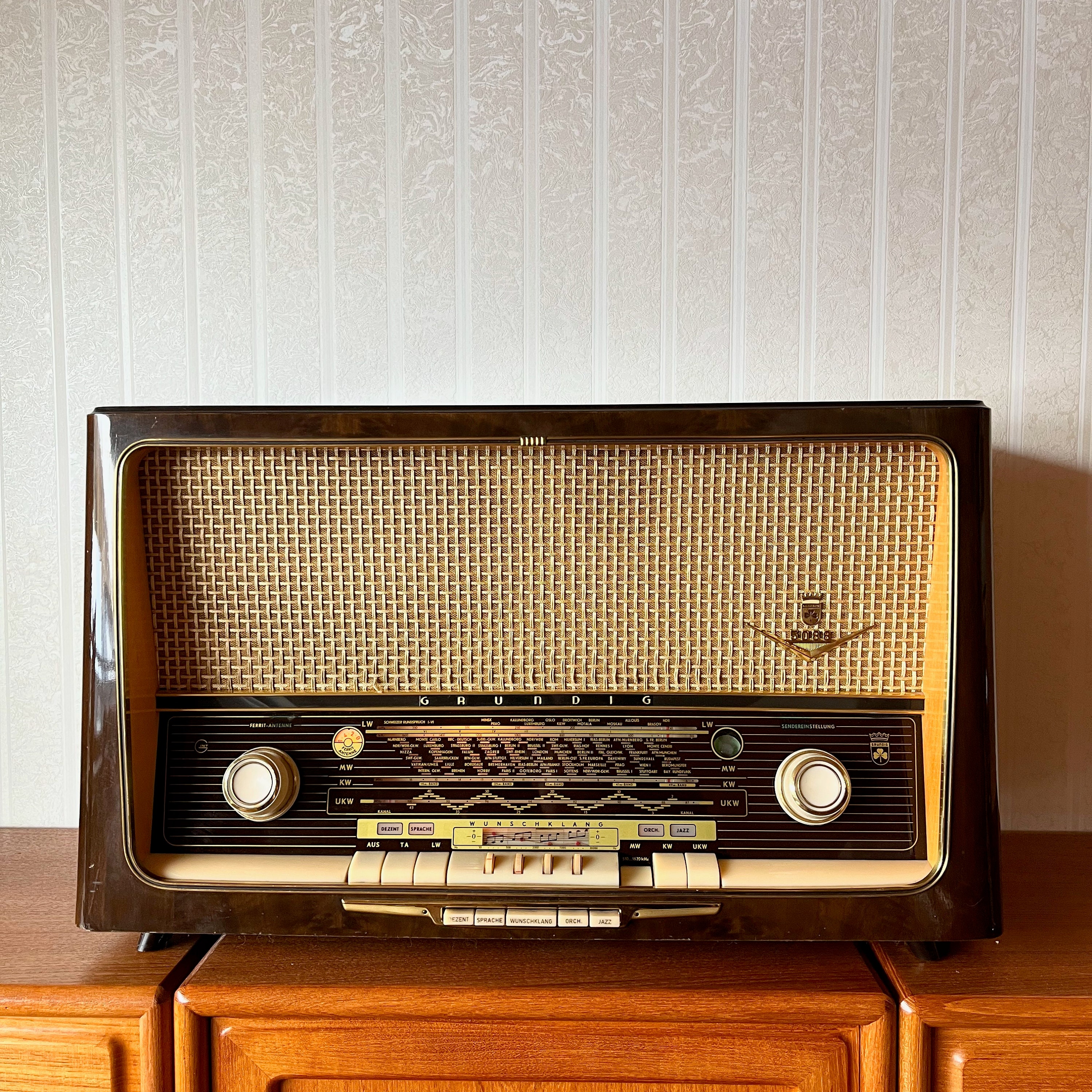 Instalamos RADIO imitación antigua en COCHE CLÁSICO - Madrid Audio