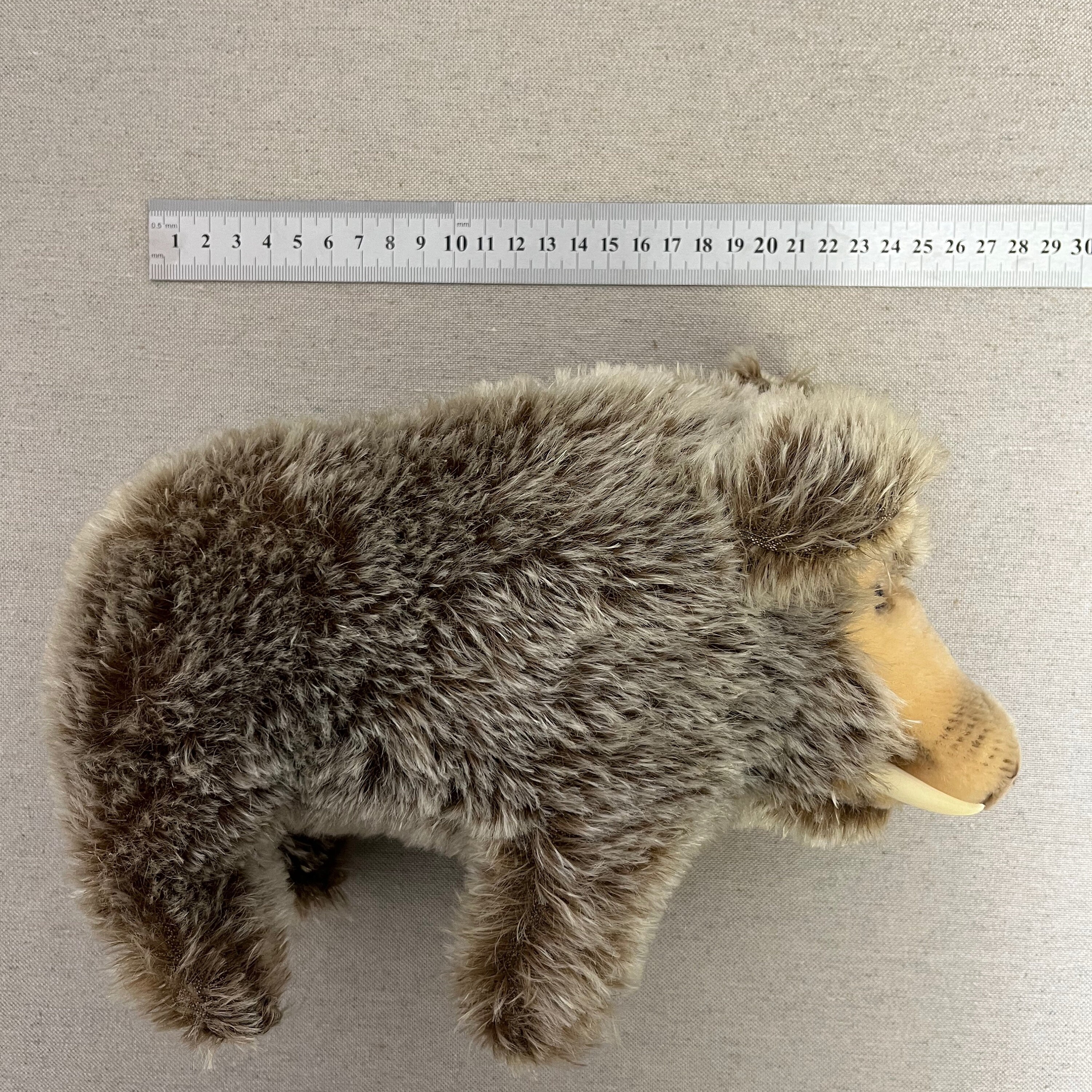 オリジナル STEIFF 青い目とオリジナルラベルのイノシシのぬいぐるみ