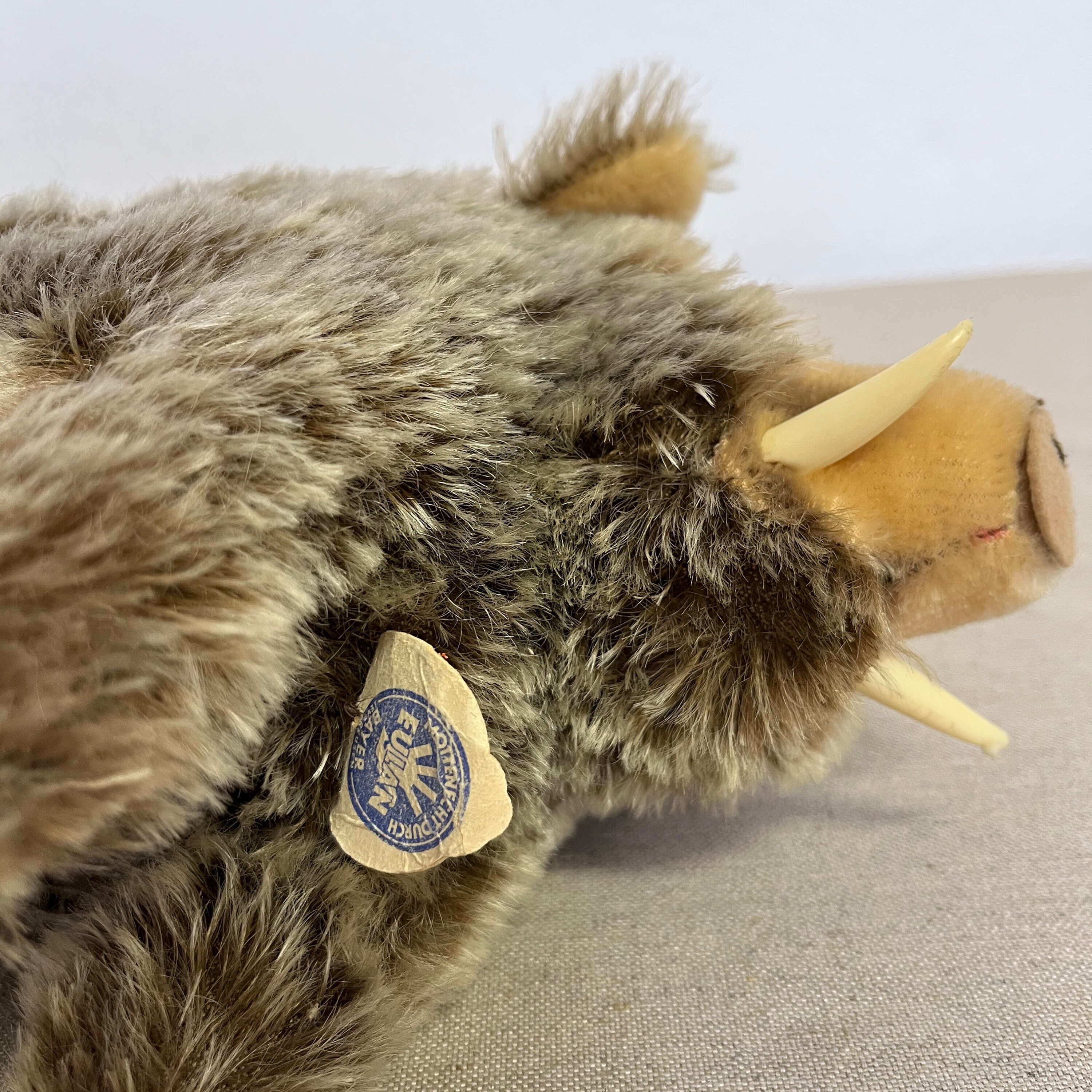 オリジナル STEIFF 青い目とオリジナルラベルのイノシシのぬいぐるみ