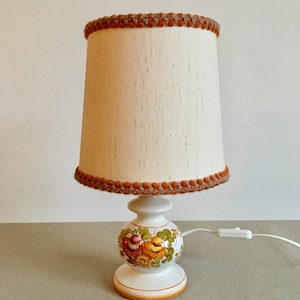 Vintage table lamp with textile shade and ceramic base with floral ornament | Cosy feeling