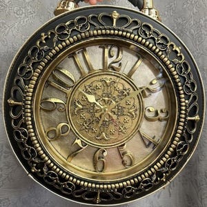 Bolso de mano vintage con reloj dorado: un bolso funcional con diseño exclusivo y coleccionable