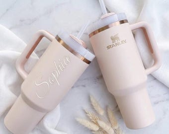 Spersonalizowany kubek podróżny STANLEY MUG CUP, ręcznie robiony prezent urodzinowy dla druhny, mamy, nauczycielki, panny młodej, grawerowany na zamówienie