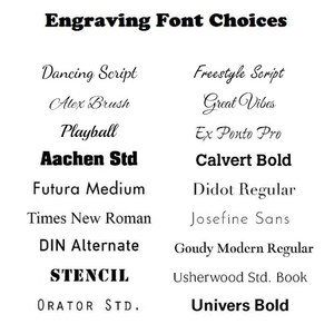 Pu&ograve; includere: Un'immagine in bianco e nero che mostra un elenco di scelte di caratteri per l'incisione. Il testo "Engraving Font Choices" &egrave; in alto. Sono elencati vari stili di carattere, tra cui "Dancing Script", "Aachen Std" e "Univers Bold".