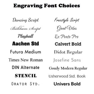 Puede incluir: Un fondo blanco muestra una lista de opciones de fuentes de grabado en texto negro. El t&iacute;tulo "Engraving Font Choices" est&aacute; en la parte superior. Se muestran varios estilos de fuente, incluyendo opciones de escritura, negrita y sin serifa.