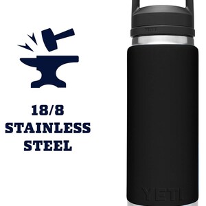 Puede incluir: Una botella de agua negra de acero inoxidable con asa y base plateada. La botella tiene la marca "YETI" impresa. El texto "18/8 STAINLESS STEEL" se muestra junto a un gr&aacute;fico de un martillo y un yunque.